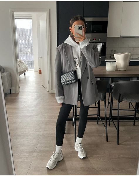 Blazer Hoodie And Leggings Outfit, Oversized Blazer And Hoodie Outfit, Hoodie Chic Outfit, Anine Bing Cap Outfit, Athleisure Outfits Office, Short Grey Jacket Outfit, Oversized Shirt Winter Outfit, Blazer With Sweatshirt, Winter Jersey Outfit Women