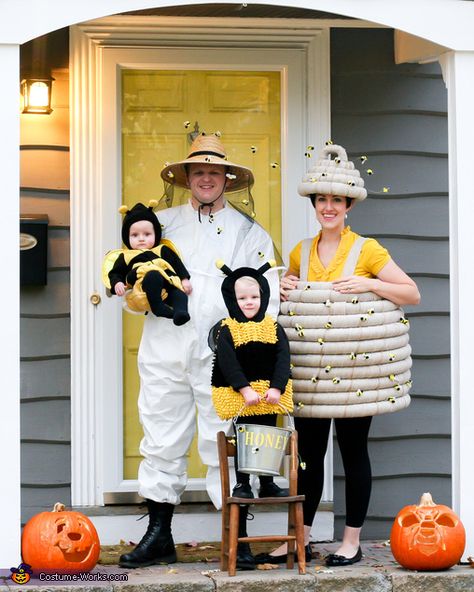 Bumble Bee, Beehive, Honey Pot, and Beekeeper - family halloween costume Diy Fantasia, Themed Halloween Costumes, Costumes For Halloween, Halloween Costumes For 3, Bee Costume, Diy Kostüm, Hallowen Costume, Homemade Costumes, Halloween Costume Contest