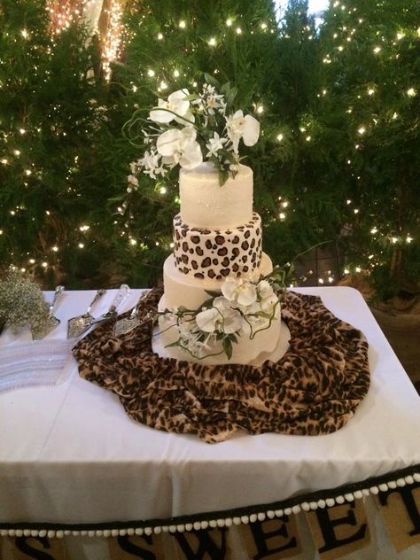 Cheetah wedding cake. Adorable. Cheetah Wedding Theme, Leopard Wedding Theme, Safari Decor Living Room, Cheetah Print Wedding, Cheetah Wedding, Quince Decorations Ideas, Leopard Print Wedding, Animal Print Wedding, Leopard Wedding