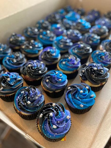 Pictures Of Cakes, Γενέθλια Mickey Mouse, Space Cupcakes, Tata Surya, Galaxy Cake, Astronaut Party, Boys First Birthday Party Ideas, Boys 1st Birthday Party Ideas, Astronaut Birthday