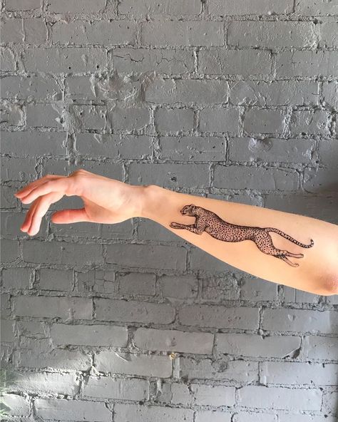 Animal Tattoo Meanings, Cheetah Tattoo, Stile Kylie Jenner, Jaguar Tattoo, Tattoos Simple, Leopard Tattoos, Medieval Era, Modern Tattoos, Line Art Tattoos