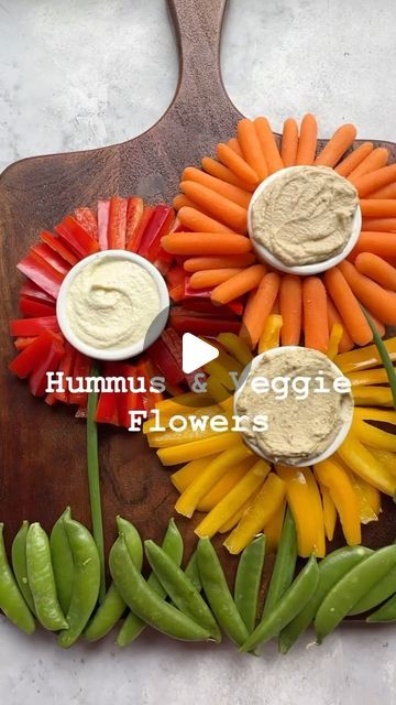 Healthy Food Facts - Tips on Instagram: "•HUMMUS & VEGGIE FLOWERS• Great content by @seecandycook. Follow her for more amazing content like this!  How cute are these VEGGIE flowers??!! Perfect for Easter or any springtime gathering! 🌺🌼🌺  I used red/yellow bell peppers and carrots for the petals. Green onions for the stems, and sugar snap peas for the grass. I then added little bowls of flavored hummus and whipped feta to dip! Healthy, delicious, & adorable is my favorite combo! 🥕😍🌺🫛🫑😋  #veggieflowers #veggietray #veggiegarden #eatyourcolors #eastertable #springtimevibes #springflowers #springgarden #funfood #funfoodideas #foodart #todayfood #bhgfood #foodvideos #foodstyling #seecandycook" Pepper Flowers Ideas, Easy Party Trays, Easter Veggie Tray Ideas, Flower Veggie Tray, Cute Veggie Tray Ideas, Flavored Hummus, Veggie Flowers, Dip Healthy, Veggie Plate