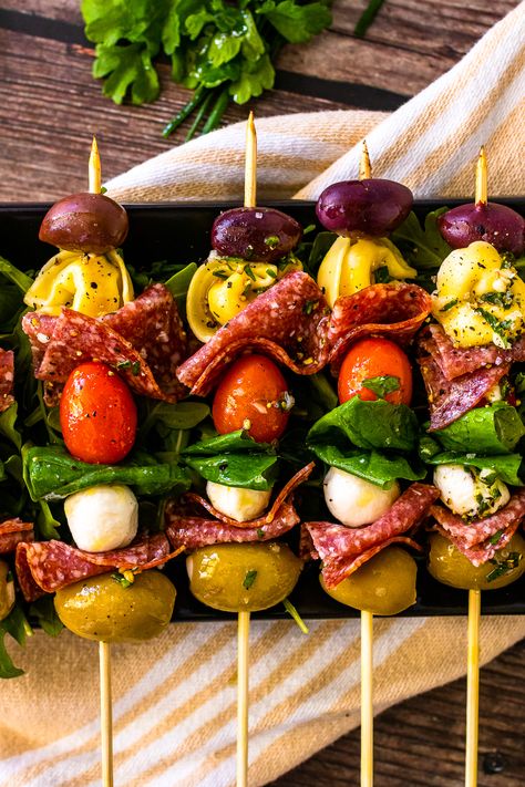 Antipasto Skewers, A Southern Soul, Skewer Appetizers, Make Ahead Appetizers, Charcuterie Inspiration, Charcuterie Recipes, Snacks Für Party, Food Appetizers, Party Food Appetizers