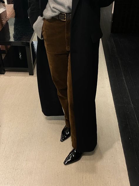 A Really Good Pair of Corduroy Pants Work Fall Outfits, Corduroy Pants Outfit, Pointy Boots, Brown Pants, 가을 패션, Mode Vintage, Fall Winter Outfits, Corduroy Pants, Pants Outfit