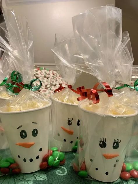 90+ Easy Christmas Crafts Your Kids Will Love to Make - HubPages Christmas Classroom Treats, Christmas Fair Ideas, School Christmas Party, Christmas Candy Gifts, Gift For Mom Christmas, Kids Christmas Party, Christmas Gift Basket Ideas, Christmas School, Christmas Gift For Mom