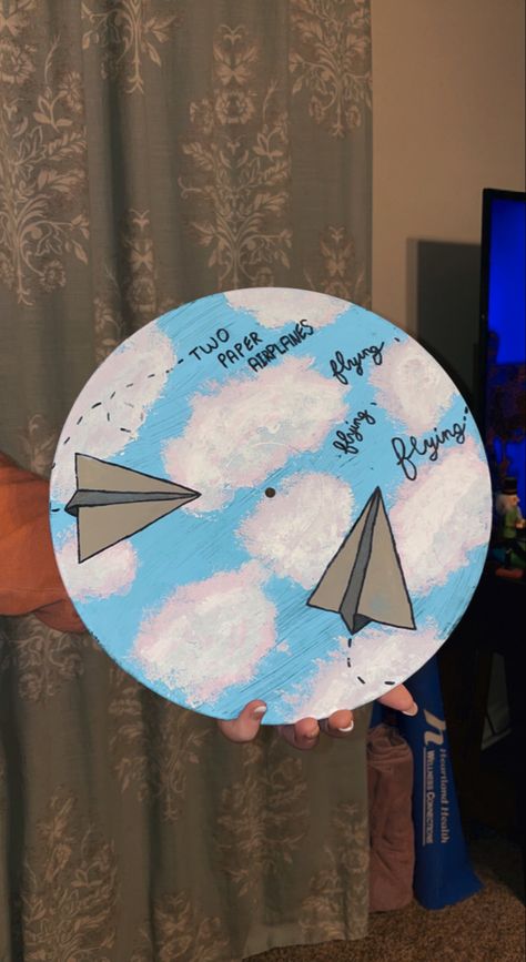 out of the woods paper airplanes lyric on a painted vinyl record Painted Vinyl Records Taylor Swift, Painting Old Records, Taylor Swift Painted Record, Taylor Swift Painted Vinyl, Painting On Records Vinyls, Painted Records Vinyl, Painted Cds, Record Painting Ideas, Painted Vinyl Record