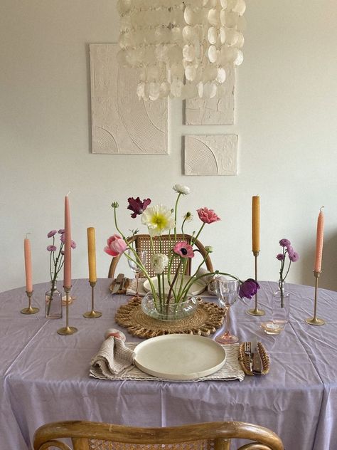 Aesthetic Table Centerpiece, Flower Dinner Table Decor, Natural Tablescapes Dinner Parties, Dinner Party Flower Arrangements Simple, Fun Dinner Party Table Settings, Candlestick Dinner Table, Quirky Table Decor, Vintage Party Table Decor, Garden Party Candles