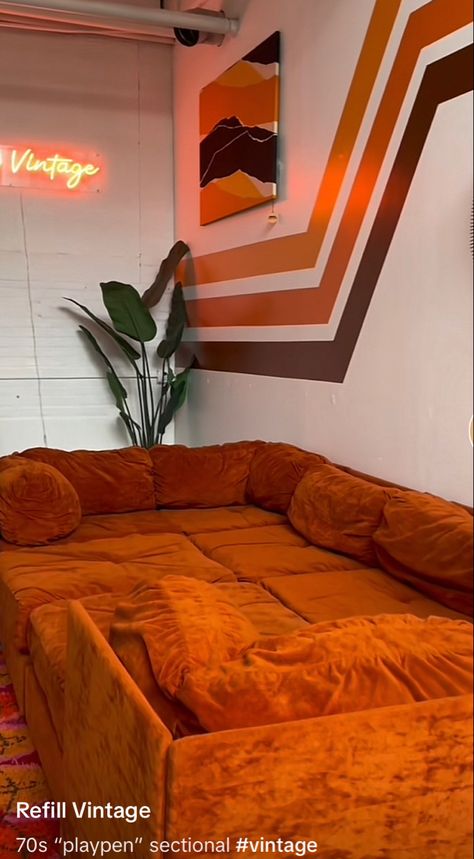 70s Living Room Aesthetic, Pit Couch, Living Room 70s, 70’s House, 70s Room, Home Decor 70s, 70s Living Room, Aesthetic 70s, Conversation Pit