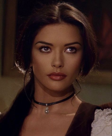 Katherine Zeta Jones 90s, Catherine Zeta Jones Makeup, Bitter Makeup, Katherine Zeta Jones, 90s Makeup Look, Ideal Makeup, Latina Makeup, Brunette Makeup, Zeta Jones