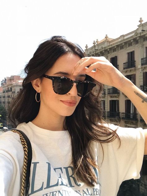 Pinterest: seanabeauty ✾✾✾ Wearing Sunglasses, Looks Street Style, Instagrammer, Round Sunglass Women, Classy Outfits, Women's Style, Style Me, Chic Style, Sunglasses Women