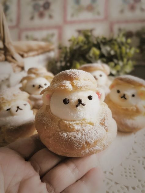 Cute Cream Puffs, Cute Crepes, Kawaii Baking, Choux Cream Puff, Bug Snacks, Choux Cream, Kawaii Foods, Apple Pastry, Cream Crackers