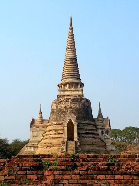 Temple in Ayutthaya, Thailand (www.beautifulview.org) Myanmar Tattoo, Temple Aesthetic, Thailand Architecture, Thailand Temple, Koi Tattoo Sleeve, Thai Architecture, Temple Drawing, Temple Thailand, Ayutthaya Thailand