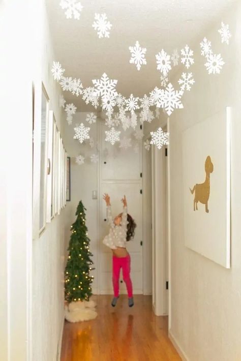 Snow Flake Garland Diy, Children Christmas Decorations, Winter Wonderland Playroom, Children’s Christmas Decorations, Snowflake Home Decor, Homade Christmas Decorations Diy, Easy Christmas Decorations For Home, Christmas House Decor Diy, Kids Playroom Christmas Decor