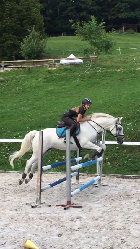 Horseback Riding Aesthetic, Horseback Riding Outfit, English Horseback Riding, Aesthetic Equestrian, Luxury Horse Barns, Riding Outfit Equestrian, Horse Riding Aesthetic, Horsey Life, Equestrian Outfit