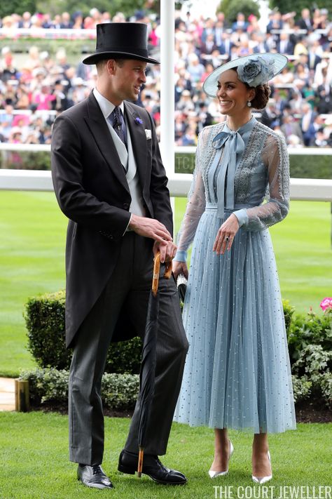 Prince William Hair, Prince William Girlfriends, Ducesa Kate, Kate Middleton Kids, Kate Middleton Stil, William Kate Wedding, Prince Harry Wedding, Blue Dress Outfit, Blue Sheer Dress