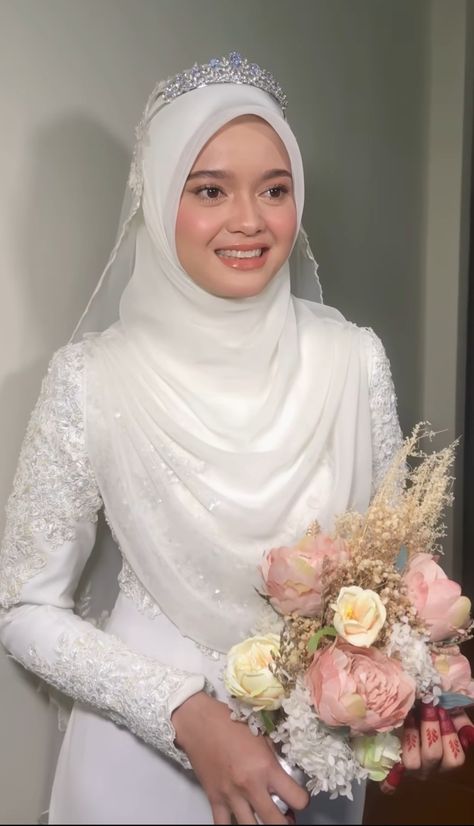 Muslim Wedding Dress Hijab Bride, Wedding Dress Hijab, Malaysian Wedding, Malay Wedding Dress, Wedding Hijab Styles, Muslim Wedding Gown, White Hijab, Baju Kahwin, Nikah Outfit