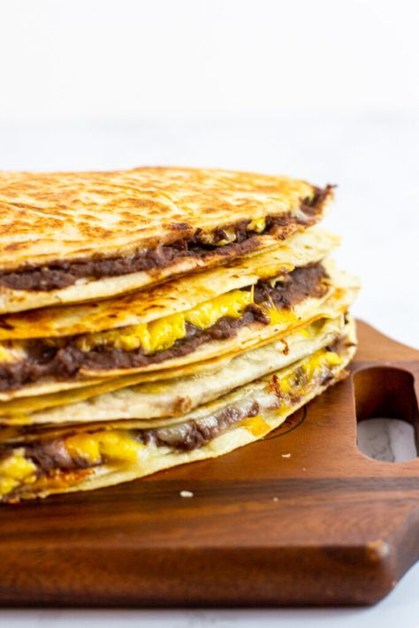 Breakfast quesadilla with refried beans and eggs - A protein-packed and delicious breakfast quesadilla with creamy refried black beans and scrambled eggs! This recipe is easy, healthy, filling, and vegetarian-friendly. Breakfast With Beans And Eggs, Egg And Bean Burrito, Refried Bean Breakfast, Beans And Eggs, Queso Quesadilla, Refried Black Beans, How To Make Quesadillas, Refried Bean, Breakfast Quesadilla