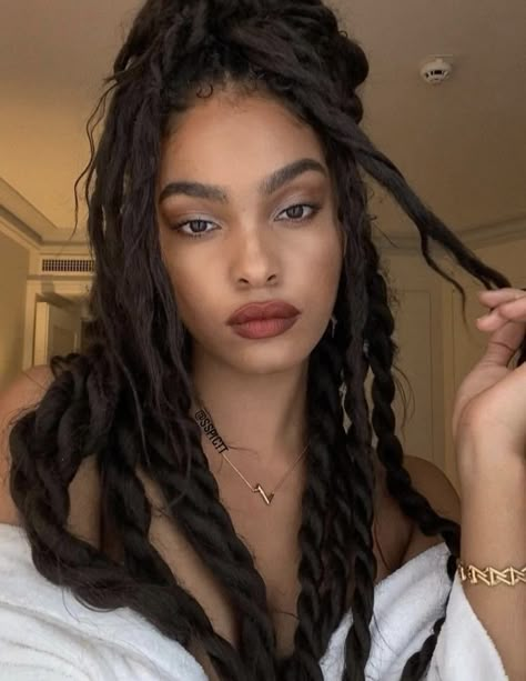 Sharon Alexie, Makeup Hairstyle, Natural Hair Inspiration, Afro Hair, Afro Hairstyles, Character Ideas, Locs, Hair Looks, Pretty Woman