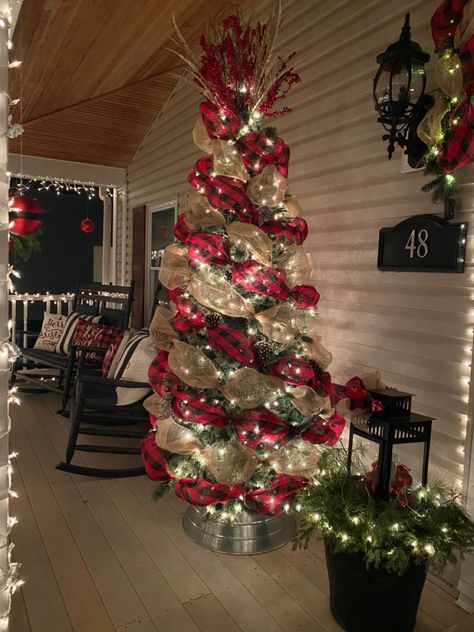 Full Size Christmas Tree On Front Porch, Front Porch Tree Ideas, Porch Christmas Tree Ideas, Front Porch Christmas Tree Ideas, Christmas Tree On Porch, Front Porch Christmas Tree, Christmas Tree On Front Porch, Outdoor Christmas Tree On Porch, Western Christmas Tree Ideas