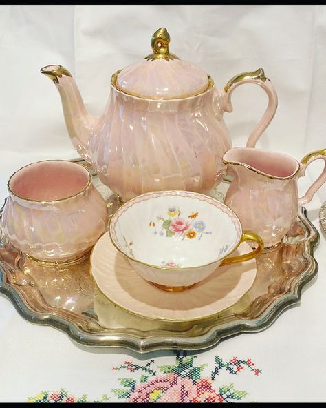 ☕🍰🌸Victorian Tea Time🌸🍰☕ on Instagram: “Tea time🌿🌸🫖🌸🌿 #sadler #pink #teapots #shelley #teacupsofinstagram #teacups #cottagecore” Tea Pot Aesthetic, Tea Set Display, Tea Time Party, Vintage Tea Sets, Thrift Inspo, Tee Set, Inspo Pics, Gcse Art, Journal Inspo