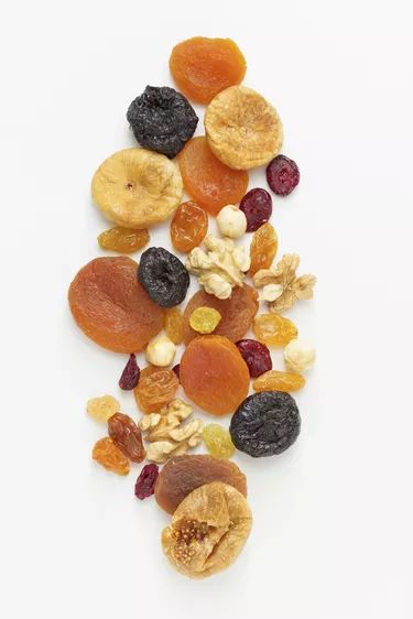 Dry Fruit Photography, Dry Fruits Decoration, Meals High In Iron, Iron Snacks, High Iron Meals, Iron Rich Snacks, High Iron Recipes, Foods Rich In Iron, High Iron Foods