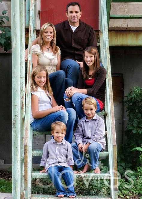 Lake Family Pictures, Pictures On Stairs, Stairs Photoshoot, Family Pictures Outside, Urban Family Photography, City Photo Shoot, Large Family Pictures, Photoshoot Group, Extended Family Photos