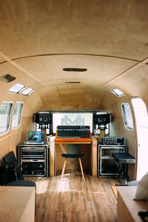 Cool Air Stream Studio Mobile Recording Studio, Home Music Rooms, Hawaiian Music, Air Stream, Music Studios, Audio Studio, Recording Studio Design, Kombi Home, Recording Studio Home