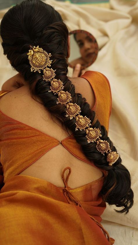 Hair Jewellery Indian, Hairstyle With Gold Accessories, Wedding Hair Indian, Traditional Hairstyle For Saree, Wavy Undercut, Braid Hair Style, Styles For Curly Hair, South Indian Wedding Hairstyles, Hair Style On Saree