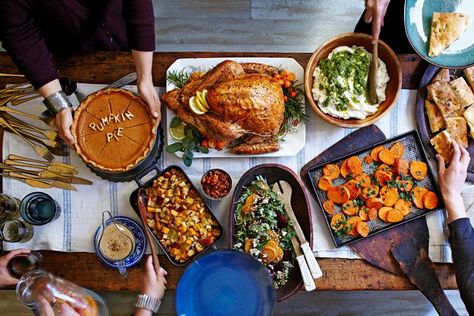 Friendsgiving Hosting, Simple Friendsgiving, Diy Friendsgiving, Thanksgiving Dinner Table Setting, Friendsgiving Table, Hosting Hacks, Thanksgiving Tips, Friendsgiving Ideas, Perfect Pumpkin Pie