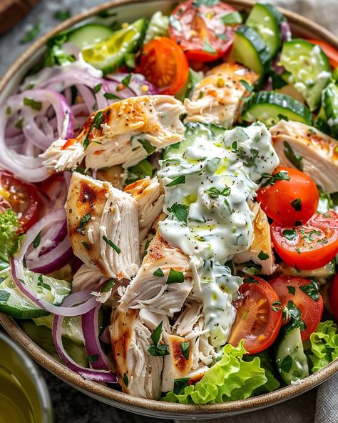 TZATZIKI CHICKEN SALAD - Recipes Smile Chicken Gyro Salad With Tzatziki Sauce, Tzatziki Salad Dressing, Greek Chicken Salad With Tzatziki, Summer Healthy Salads Recipes, Meals With Tzatziki Sauce, Tzatziki Chickpea Salad, Mediterranean Salad With Chicken, Tzatziki Meals, Chicken Salad Dinner Ideas