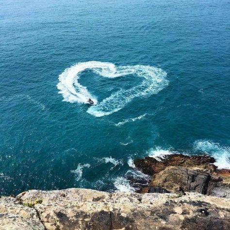 42 Pictures that Prove People are Generally Good - Feels Gallery Blue Asthetics, Heart In Nature, Ocean Heart, Ocean Lover, In The Ocean, Jet Ski, Beach Vibe, Endless Summer, Ocean Beach