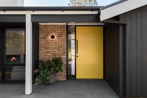 20 Staggering Mid Century Modern Entrance Designs You Cant Say No To Mid Century Front Door, Mid Century Modern Front Door, Raised Ranch Remodel, Yellow Front Doors, Midcentury House, Yellow Door, Modern Front Door, Modern Entrance, Yellow Doors