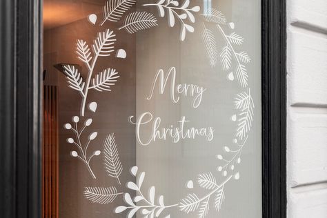 Christmas Window Art, Diy Christmas Window, Christmas Wreaths For Windows, Christmas Doodle, Christmas Window Painting, Window Wreath, Christmas Window Display, Wreath Drawing, Winter Window