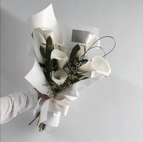 Lily Bucket Flower, Buqet Flowers Aesthetic, Bucket Flowers Aesthetic, Flower Bucket Aesthetic, Calla Lily Aesthetic, Wedding Bucket Flowers, Korean Florist, Calla Lily Arrangement, Korean Bouquet