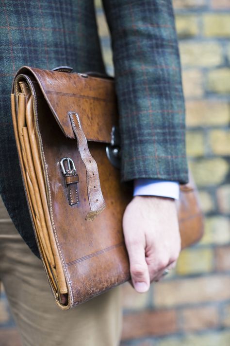 vintage folio case laptop A Man In A Suit, Man In A Suit, Leather Portfolio, Hipster Mens Fashion, Leather Ideas, Leather Briefcase, Leather Messenger, Leather Work, Laptop Case