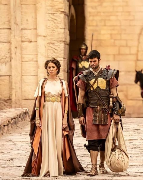 Ancient Rome Fashion Inspiration, Modern Ancient Greek Fashion, Roman Mens Clothing, Roman Era Fashion, Roman Emperor Costume, Roman Empire Aesthetic Outfits, Old Greece Clothes, Ancient Greece Aesthetic Dress, Roman Empire Costume