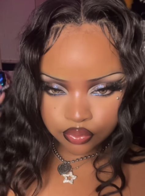 Makeup Looks For Id Photos, Early 2000s Makeup Looks Baddie, Grunge Makeup Looks Black Women, Bride Of Chucky Makeup Black Women, Black 2000s Makeup, Early 2000s Makeup Black Women, Goth Makeup Looks Black Women, Black Y2k Makeup Looks, Y2k Makeup Looks Baddie