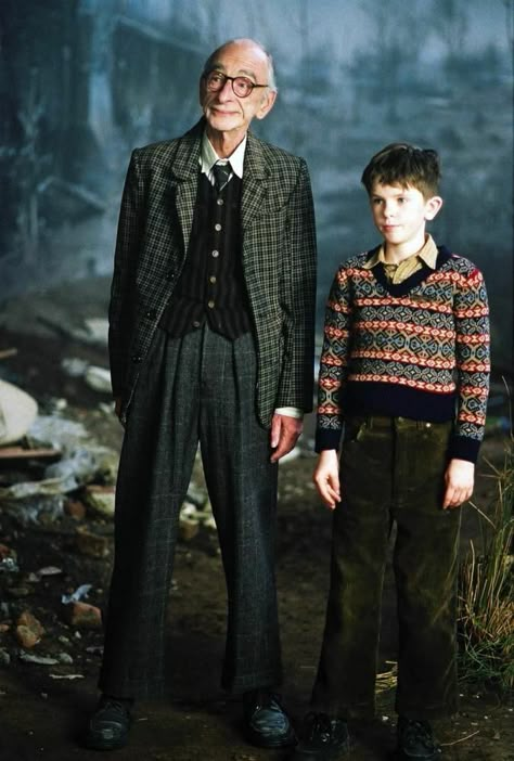 Joe And Charlie, Jordan Fry, Film Clothes, Tim Burton Drawings, Charlie Chocolate Factory, Tim Burton Characters, Freddie Highmore, Tim Burton Films, Charlie And The Chocolate Factory