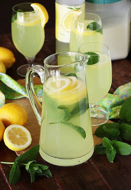 Limoncello Lemonade, Limoncello Drinks, Limoncello Cocktails, Limoncello Recipe, Pitcher Cocktails, Pitcher Drinks, Italian Liqueur, Cocktail Pitcher, Drink Pitcher