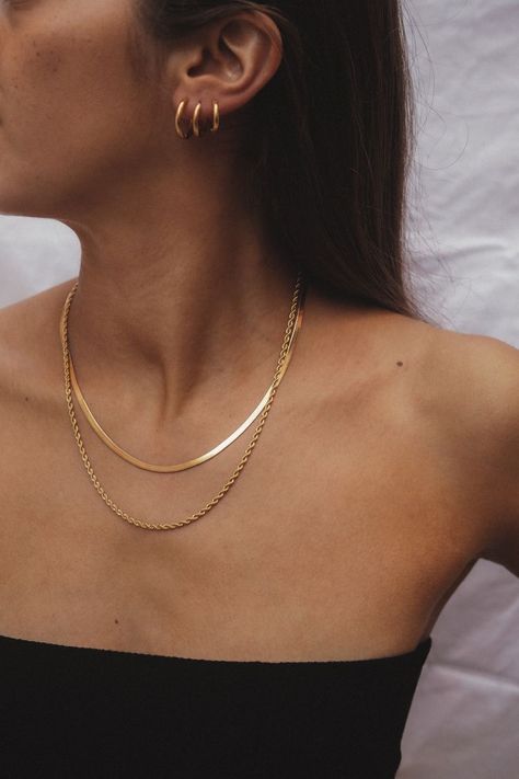 Gold Chain Stacking Necklace, Style Gold Jewelry, Stacking Gold Jewelry, Gold Jewelry Stacking, Jewelry Accessories Ideas Style, Gold Waterproof Jewelry, Stack Necklaces Gold, Gold Jewelry Minimal, Gold Necklace Stacking