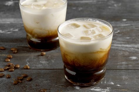 This Is How to Make Your Own Kahlua Homemade Food Gift Ideas, Homemade Kahlua, Kahlua Recipes, Food Gift Ideas, Gifts For Foodies, Adult Beverages Recipes, Homemade Alcohol, Homemade Liquor, Homemade Food Gifts