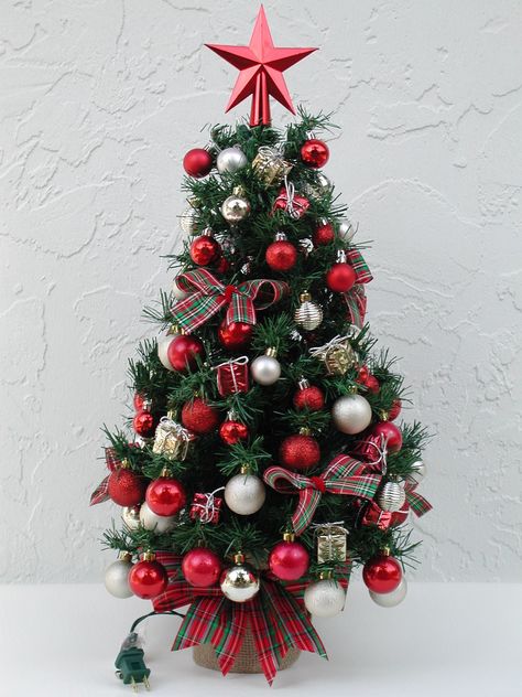 Christmas Tree Small Ideas, Mini Christmas Trees Decorated, Christmas Small Tree Ideas, Christmas Tree Ideas Mini, Small Tree Decor, Small Xmas Tree Ideas, Mini Christmas Tree Decorations Ideas, Small Christmas Tree Decorations Ideas, Small Christmas Tree Decor Ideas