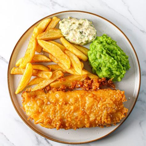 Fancy Fish And Chips, English Chips Recipe, English Fish And Chips, Traditional British Food, Make Tartar Sauce, Traditional English Food, Seafood Sauces, Fast Food Ideas, Fish And Chips Recipe