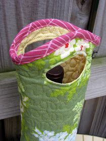 I am excited to share the tutorial for this wine tote bag that I mentioned earlier !  I had fun playing around and coming up with the pat... Syprosjekter For Nybegynnere, Wine Bag Pattern, Diy Gifts For Christmas, Diy Sy, Diy Sewing Gifts, Straight Line Quilting, Single Quilt, Wine Bottle Bag, Wine Tote Bag