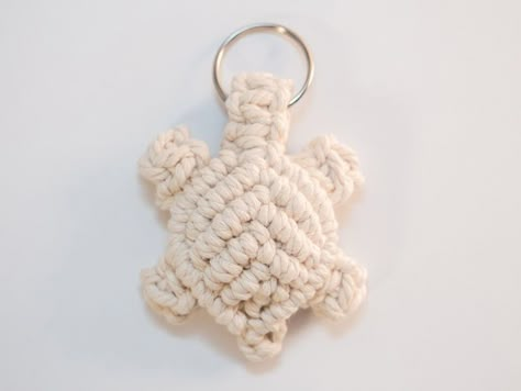 Paracord Turtle, Macrame Keyring Tutorial, Macrame Turtle Tutorial, Macrame Sea Turtle Tutorial, Makramee Keychain, Macrame Keychain Diy Tutorials, Macrame Keyrings, Macrame Turtle, Macrame Owl Keychains