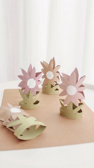 Paper Roll Crafts Diy, Easter Crafts For Toddlers, Toilet Paper Crafts, Christmas Crafts For Kids To Make, Easter Tree Decorations, Flowers Craft, Hand Crafts For Kids, Office Decorations, Handmade Paper Crafts