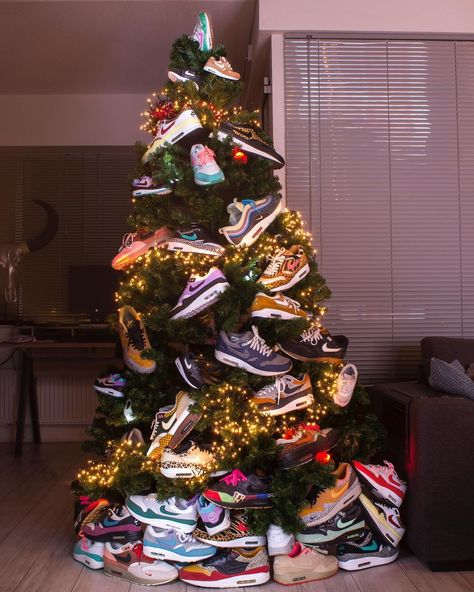 Airmaxalways on Instagram: “The best time of year 🎄 👟 • 👀 Love this Airmax 1 Christmas tree @freshprinceofbellairmax 👍🏼 • 🌟 Use #airmaxalways 👟” Christmas Nike, Lace Charms, Dream Sneakers, Sneakerhead Room, Streetwear Fashion Outfits, Christmas Fits, Creative Christmas Trees, Cute Bedroom Decor, Shoe Display