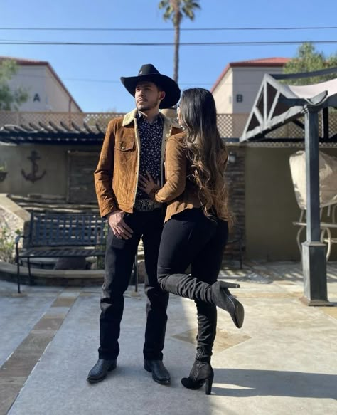 Jaripeo Couple Outfits, Vaquero Couple Outfits, Couple Dress Matching Western, Nashville Couple Outfits, Man Cowboy Outfit, Western Outfits Couple, Couple Cowboy Outfits, Outfits Para Parejas Casual, Mexican Poncho Outfit