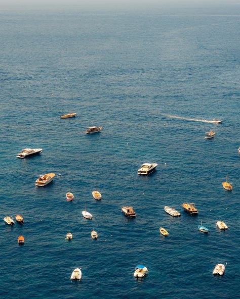 Positano is calling ☎️🇮🇹 Are you planning a trip to Italy this summer? #positano #amalficoast #europe #beautifuldestinations #wonderful_places #italy #exploreitaly #charmingitaly #italyviews #amalfi #vitaminsea #positanoview #italia #europedestinations Positano Views | Explore Italy | Amalfi Coast | Summer in Italy | Photo Spots in Positano | Things to do in Campania Positano Beach Club, Italy Hostel, Amalfi Aesthetic, Positano Italy Aesthetic, Amalfi Coast Summer, Almafi Coast Italy, Praiano Italy, Amalfi Positano, Travel 2025