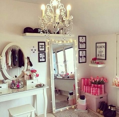 Beauty room Dressing Room Ideas, Makeup Vanities, Casa Vintage, Glam Room, Girly Room, Makeup Rooms, Room Deco, Makeup Room, Beauty Room